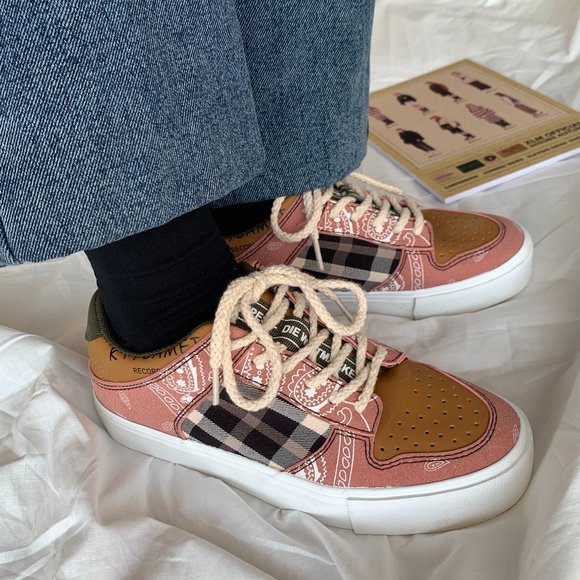 New fashion sports shoes of the season, pink